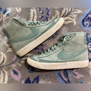 Women’s Nike Blazer Mid ‘77 PRM Sneaker Size 7